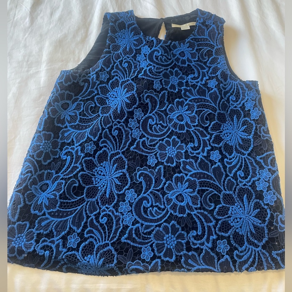 Black-and-blue sleeveless blouse